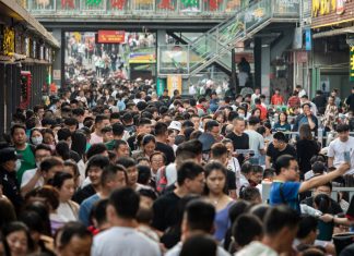 Revenirea Chinei esueaza, impiedicata de datorii si exporturi slabe