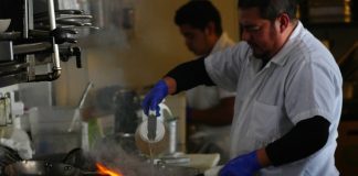 Sfidand industria, legislatorii din California voteaza pentru formarea alimentara platita de angajator