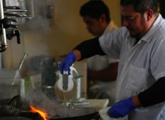 Sfidand industria, legislatorii din California voteaza pentru formarea alimentara platita de angajator