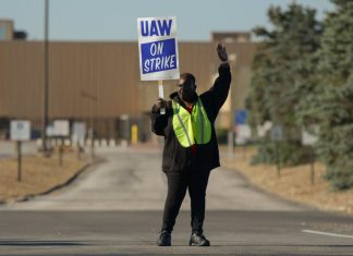 Soferii si dealerii ar putea simti in curand impactul grevelor UAW