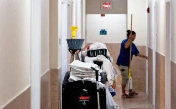 Stabilele de plata au crescut cu 336.000 in septembrie, sfidand asteptarile pentru o incetinire a angajarilor