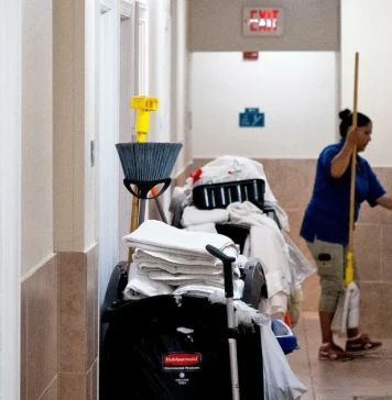 Stabilele de plata au crescut cu 336.000 in septembrie, sfidand asteptarile pentru o incetinire a angajarilor