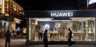 Telefonul Huawei este ultima impuscatura trasa in razboiul tehnologic dintre SUA si China