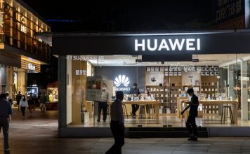 Telefonul Huawei este ultima impuscatura trasa in razboiul tehnologic dintre SUA si China