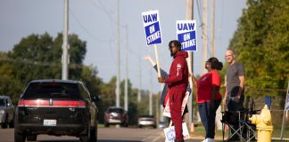UAW extinde grevele la Ford si GM