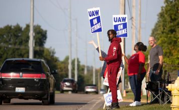 UAW extinde grevele la Ford si GM
