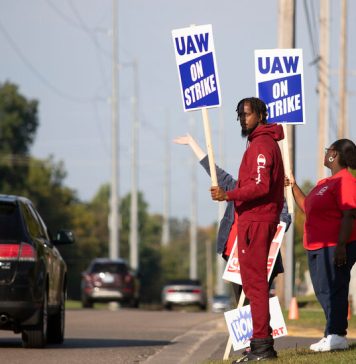 UAW extinde grevele la Ford si GM