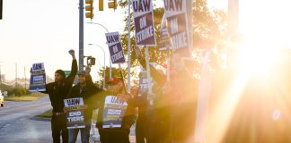 Un inceput plin de energie pentru greva UAW la o fabrica Ford de langa Detroit