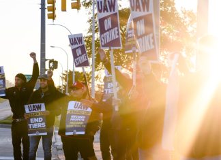 Un inceput plin de energie pentru greva UAW la o fabrica Ford de langa Detroit