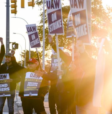 Un inceput plin de energie pentru greva UAW la o fabrica Ford de langa Detroit