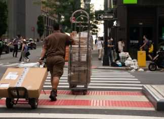 UPS si Teamsters ajung la o intelegere provizorie pentru a evita greva