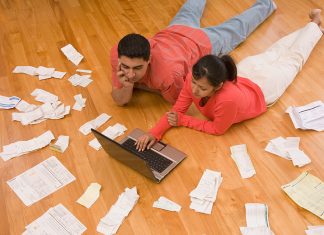 5 moduri in care noii parinti pot gestiona datoriile