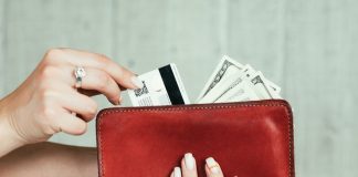 8 lucruri surprinzatoare pe care le poti face fara sa intri intr-o banca