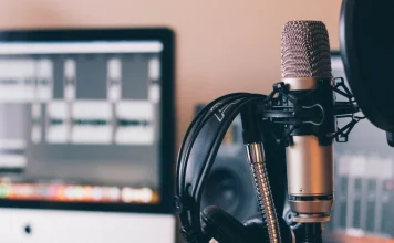 Cele mai bune 21 de podcasturi despre marketing de ascultat